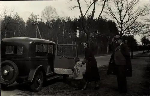 Foto Ak Automobil am Straßenrand, Familie