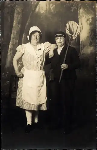 Foto Ak Zwei Frauen in Faschingskostümen