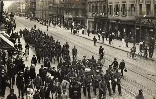 Foto Ak Karlsruhe in Baden, Kaiserstraße, Ecke Herrenstraße, Militärkapelle, Soldaten in Uniformen