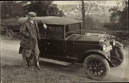 Foto Ak Mann neben einem Automobil, Fiat