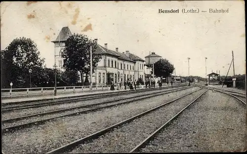 Ak Bénestroff Bensdorf Lothringen Moselle, Bahnhof, Gleisseite