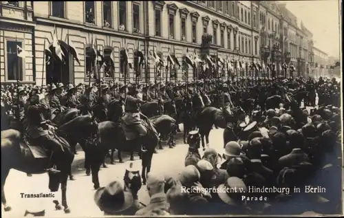 Ak Berlin, Reichspräsident Paul von Hindenburg, Parade