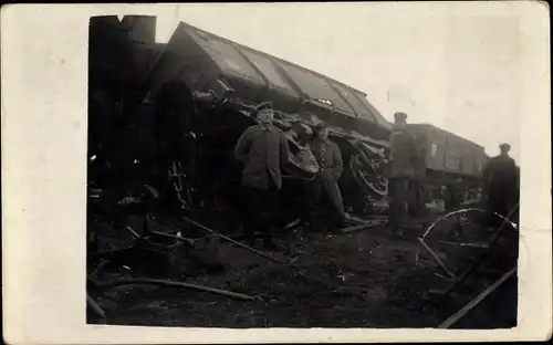 Foto Ak Deutsche Soldaten vor umgekipptem Güterwaggon, I WK