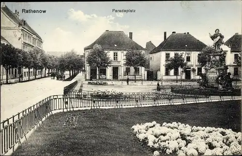 Ak Rathenow im Havelland, Paradeplatz, Denkmal