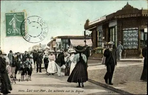 Ak Luc sur Mer Calvados, En attente sur la Digue