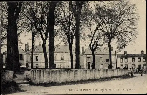 Ak Saint Pierre Montlimart Maine et Loire, La Place