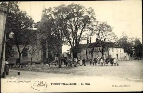 Ak Pierrefitte sur Loire Allier, La Place
