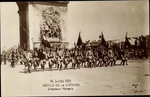 Ak Paris, Arc de Triomphe, Defile de la Victoire, Drapeaux Francais, 14. Juillet 1919