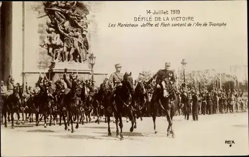 Ak Paris, Arc de Triomphe, Defile de la Victoire 14 Juillet 1919, Les Marechaux Joffre et Foch