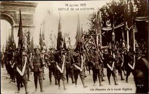 Ak Paris, Arc de Triomphe, Fetes de la Victoire, 14 Juillet 1919, Les drapeaux de la Garde Anglaise