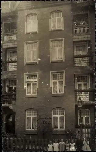 Foto Ak Hamburg, Wohnhaus mit Anwohnern