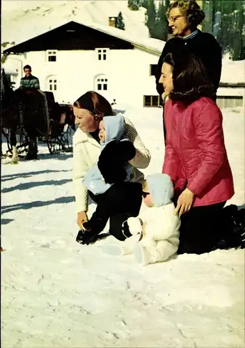 Ak Königin Juliana, Prinzessinnen Beatrix und Margriet der Niederlande mit Söhnen, Urlaub Lech 1969