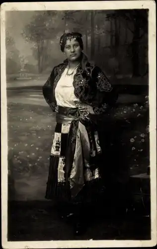 Foto Ak Portrait einer Frau in Faschingskostüm