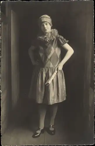 Foto Ak Portrait einer Frau im Faschingskostüm