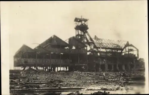 Foto Ak Frankreich, Zerstörtes Fabrikgelände, Kriegszerstörungen, I WK