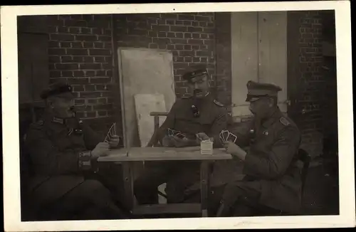 Foto Ak Deutsche Soldaten in Uniformen spielen Karten, Pfeifen