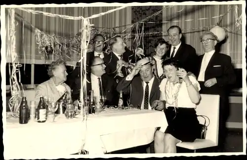 Foto Ak Männer und Frauen an einem Tisch, Luftschlangen, Karneval