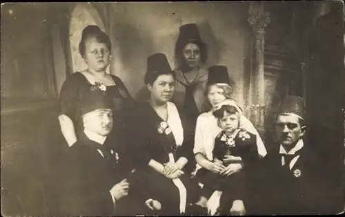 Foto Ak Personen in Faschingskostümen, Gruppenaufnahme