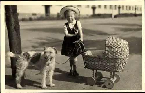 Foto Ak Mädchen mit Puppenwagen und Terrier