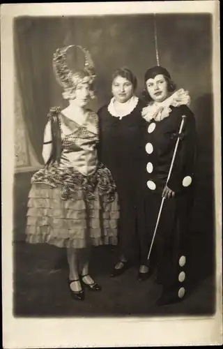 Foto Ak Drei Frauen in Faschingskostümen