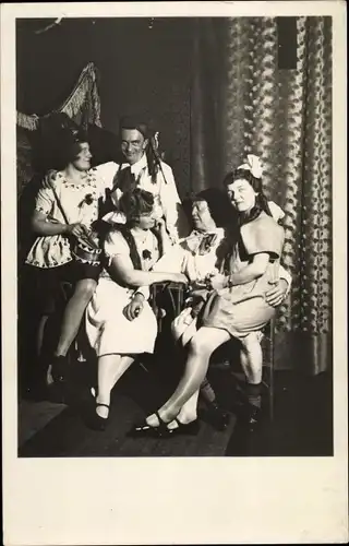 Foto Ak Personen in Faschingskostümen, Gruppenaufnahme