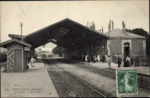 Ak Mézidon Calvados, La Gare, Bahnhof, Gleisseite