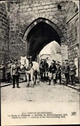 Ak Coucy le Chateau Aisne, La Porte de Soissons, Arrivée du Ravitaillement 1916