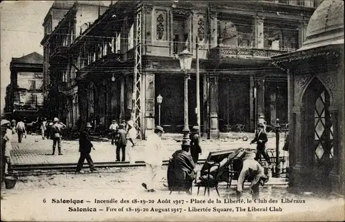 Ak Thessaloniki Griechenland, Place de la Liberté, le Club de Liberaux, Zerstörungen n. Brand 1917