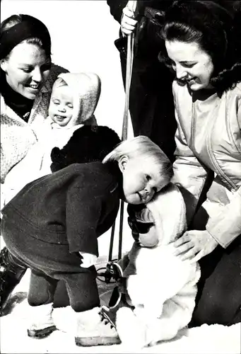 Ak Prinzessinnen Beatrix und Margriet der Niederlande mit ihren Söhnen, Urlaub in Lech 1969