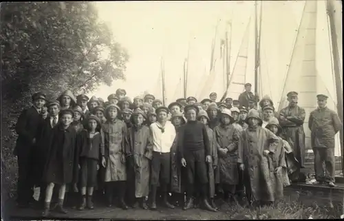 Foto Ak Hamburg Altona Blankenese, Gruppenportrait, Kinder, Männer, Segelboote