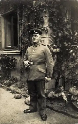 Foto Ak Deutscher Soldat in Uniform, Standportrait mit Zigarette