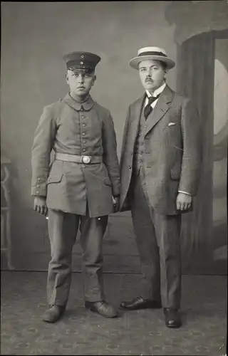 Foto Ak Deutscher Soldat in Uniform und Mann im Anzug