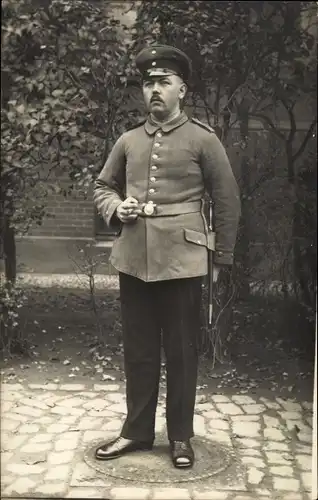 Foto Ak Deutscher Soldat in Uniform mit Zigarette, Portrait