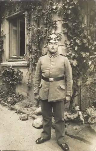 Foto Ak Deutscher Soldat in Uniform, Portrait, Pickelhaube