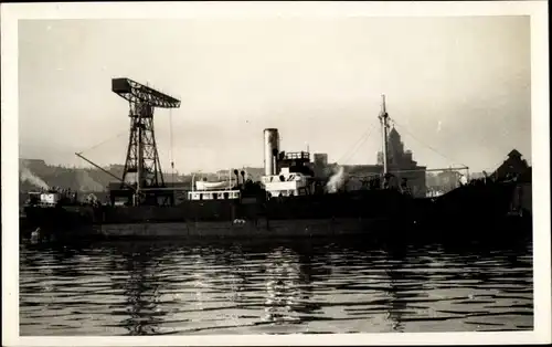 Foto Ak Dampfer in einem Hafen, Hafenkran, Kirche im Hintergrund