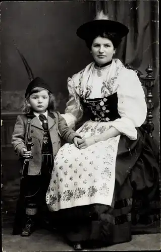 Foto Ak Villingen Schwenningen im Schwarzwald, Frau und Kind in Tracht, 1912