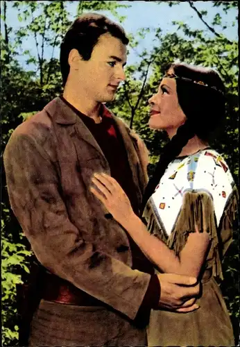 Ak Schauspieler Karin Dor und Mario Girotti im Film Winnetou 2