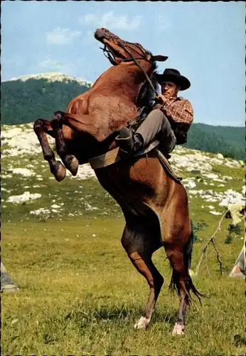 Ak Filmszene aus Winnetou II, Forrester auf seinem Pferd, Portrait vor Berg