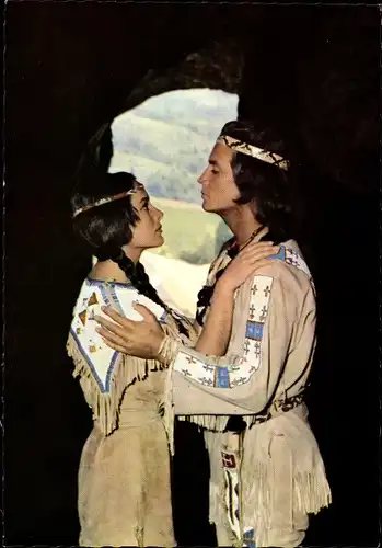 Ak Schauspieler Karin Dor und Pierre Brice, Filmszene Winnetou II. Teil, Winnetou u. Ribanna, Höhle