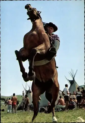 Ak Filmszene Winnetou II. Teil, Forrester reitet, aufgebäumtes Pferd, Pesade, Indianer