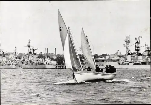 Ak Deutsches Kriegsschiff, 0631, Zerstörer, Bundeswehr, Segeln, Kuttersegeln