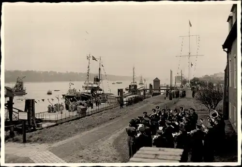 Foto Ak 100 Jahre Hafenlotsen 1958, Ankunft der ersten Matrosen