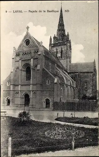 Ak Laval Mayenne, Facade de la Basilique