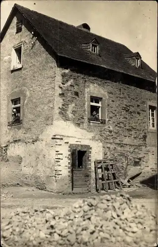 Foto Ak Kehrig in der Eifel, Altes Wohnhaus, Anwohner am Fenster