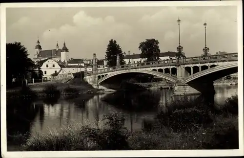 Ak Hranice na Moravě Mährisch Weißkirchen Reg. Olmütz, Flusspartie, Brücke, Kirche