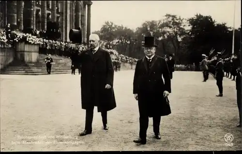 Foto Ak Reichspräsident Paul von Hindenburg beim Abschreiten der Ehrenkompagnie