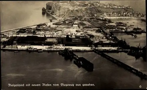 Ak Nordseeinsel Helgoland, Fliegeraufnahme der Insel mit Hafen