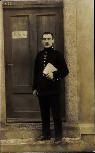 Foto Ak Königsbrück in der Oberlausitz, Mann in Uniform vor der Poststube