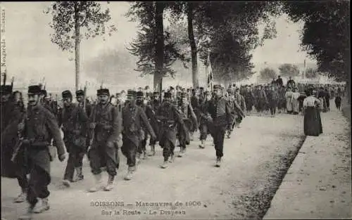 Ak Soissons Aisne, Manoeuvres de 1906, Sur la Route, Französische Soldaten