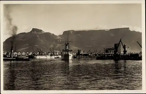 Foto Ak Cape Town Kapstadt Südafrika, Partie am Hafen, Kriegsschiff